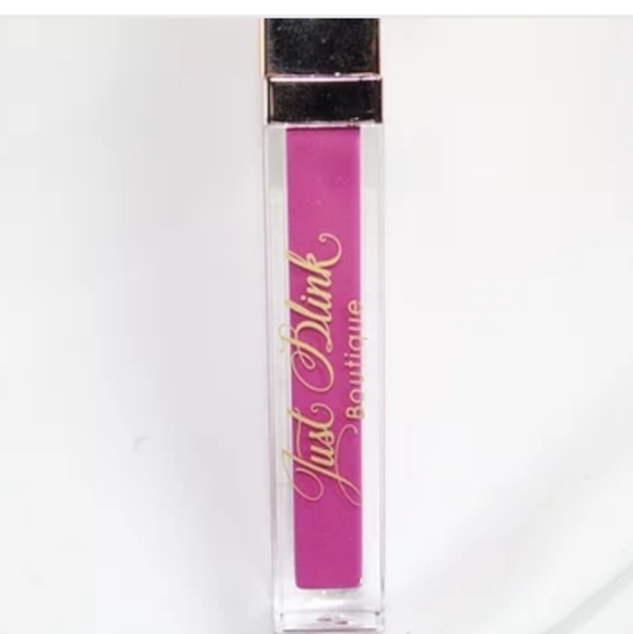 Ultra Matte Lipstick - Picture 3 of 8